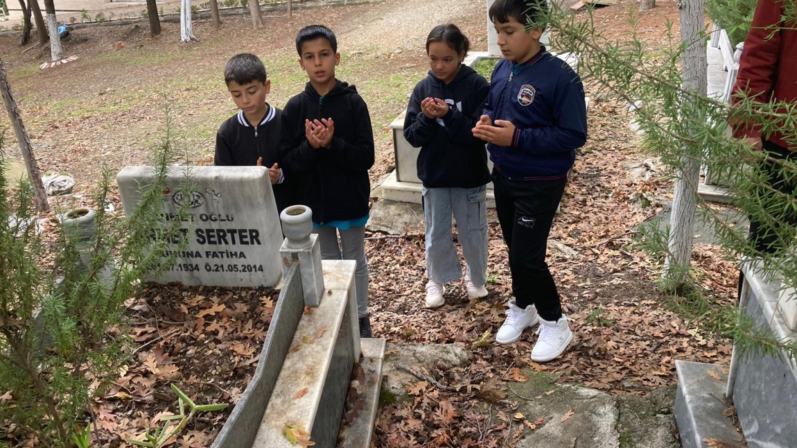 Vefa Haftası Kapsamında Okulumuzun Yerini Bağışlayan Ahmet SERTER'in Mezarı Ziyaret Edildi